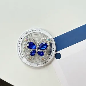 Détail du support téléphone papillon en strass bleus avec gravure Gift For You