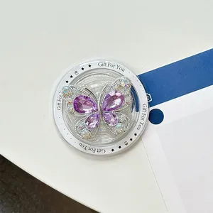 Vue détaillée du support téléphone papillon avec strass violets et texte Gift For You