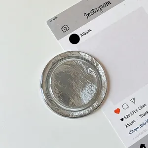 Λεπτομέρεια macro της στρογγυλής ασημένιας βάσης τηλεφώνου με μεταλλική υφή τσαλακωμένου