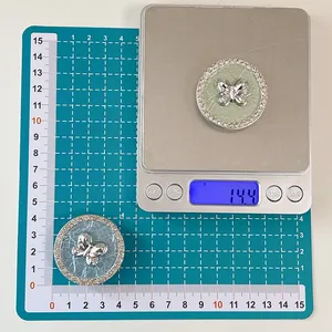 Dettaglio macro del supporto telefono farfalla strass 4cm con peso di 14,4g su bilancia