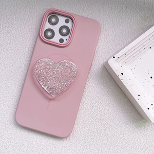 Support de téléphone cœur pailleté rose sur une coque mate rose pour iPhone Pro