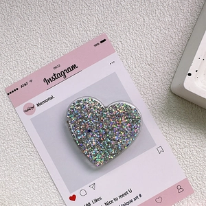 Gros plan du support de téléphone en forme de cœur avec paillettes holographiques