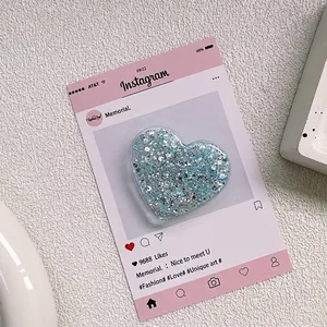 Gros plan du support de téléphone cœur à paillettes bleues avec des détails brillants