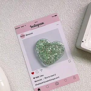 Vue détaillée du support de téléphone cœur avec paillettes vertes et résine
