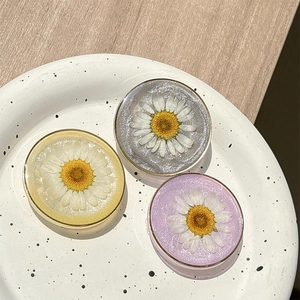Floral resin phone socket grip with real daisy flowers and shimmering glitter finish