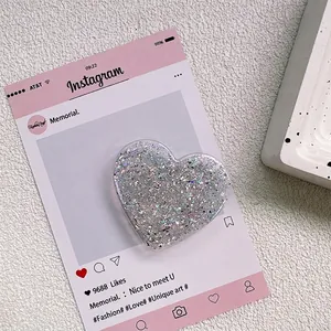 Détail macro du support de téléphone en forme de cœur avec résine pailletée et sequins argentés