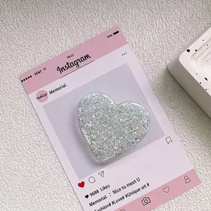 Détail macro du support de téléphone cœur avec paillettes colorées et résine brillante
