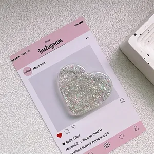 Gros plan d'un support de téléphone cœur à paillettes avec des sequins étincelants
