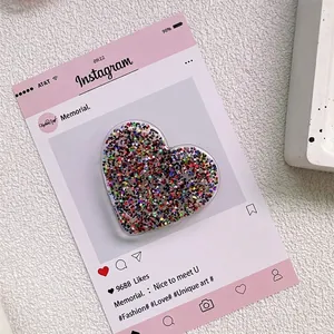 Gros plan du support de téléphone en forme de cœur avec paillettes colorées et sequins