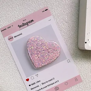 Vue rapprochée du support de téléphone en forme de cœur avec paillettes roses et mauves