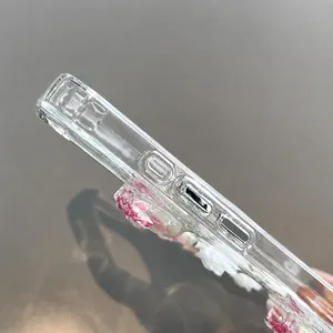 Détail de la coque iPhone fleurs de fraises avec découpes précises des boutons latéraux