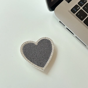 Dettaglio del supporto per telefono a forma di cuore con rete nera e strass scintillanti