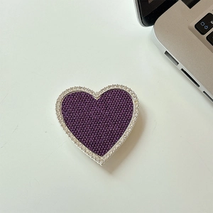 Vista dettagliata del supporto per telefono a cuore con glitter viola e strass