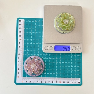 Detail view of floral phone grip weighing 24g with 5cm diameter and pearl resin finish