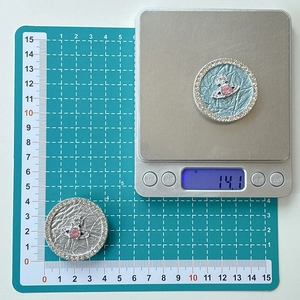Detail showing rhinestone planet phone grip weight of 14.1g and 4cm diameter size