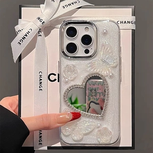 Dettaglio cover iPhone con farfalle 3D, rose e specchio a cuore in confezione regalo