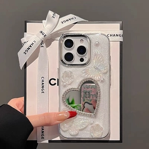 Custodia iPhone glitterata con farfalle 3D, rose, perle e uno specchio cuore con strass