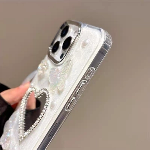 Dettaglio custodia iPhone bianca con farfalla e specchio a cuore con perle di lusso