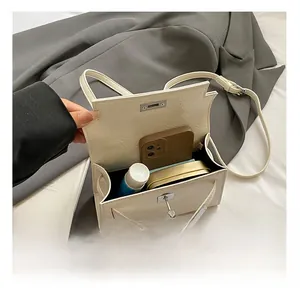 Vue intérieure montrant la capacité de ce mini sac à main en cuir gaufré crème