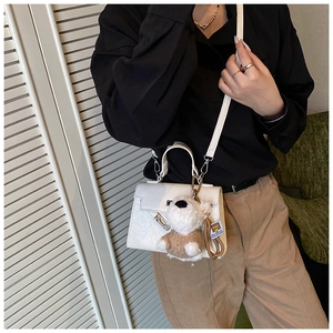 Sac à bandoulière blanc trapèze avec poignée et détail de breloque chiot en peluche