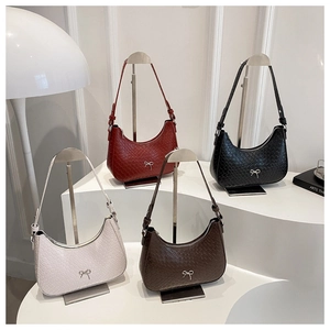 Détail de sacs à bandoulière texturés avec boucles nœud argenté en quatre coloris