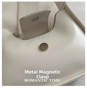 Close-up van de hoogwaardige magnetische metalen gesp op een crème Franse stokbroodtas