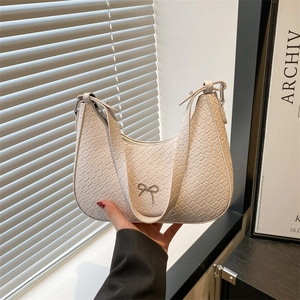 Elegante borsa hobo a mezzaluna beige con stampa coccodrillo e fiocco argentato