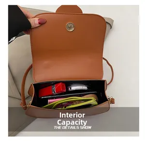 Nahaufnahme des Innenraums der braunen Umhängetasche mit Platz für Lippenstift und Handy