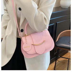 Detail der rosa Lederhandtasche mit Goldleiste und verstellbarem Schultergurt