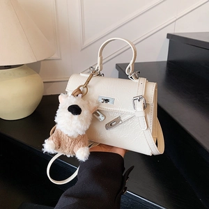 Sac Kelly blanc en cuir plissé avec boucles argentées et pendentif chiot en peluche