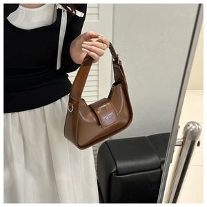 Bolso de hombro de cuero marrón estilo francés mostrado en vista de detalle espejo