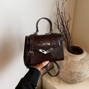 Sac à main classique en cuir verni marron foncé style Kelly avec poignée et boucle argent