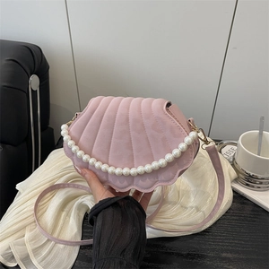 Borsa a tracolla rosa a forma di conchiglia con manico di perle e trama trapuntata
