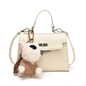 Sac à main chic en cuir texturé beige style Kelly avec charmant chiot en peluche pour femme