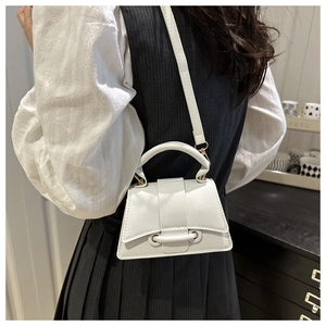 Détail du sac à main sablier blanc avec anneau métallique et bandoulière amovible