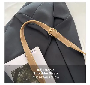Détail de la bandoulière réglable en cuir PU marron clair avec boucle en métal doré