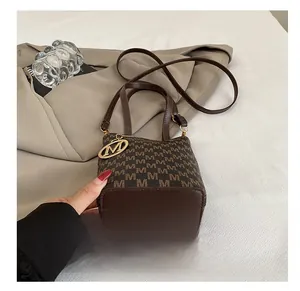 Détail de la base en cuir marron foncé résistant à l'usure du sac cabas à la mode