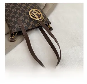 Vue détaillée du sac à bandoulière vintage avec pendentif doré M et bandoulière