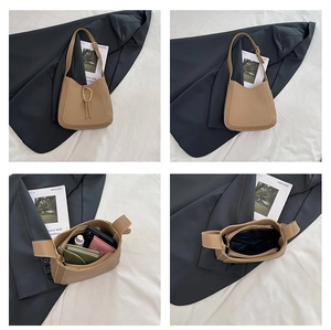 Vue détaillée du sac sous le bras beige rétro avec boucle dorée et poche zippée intérieure