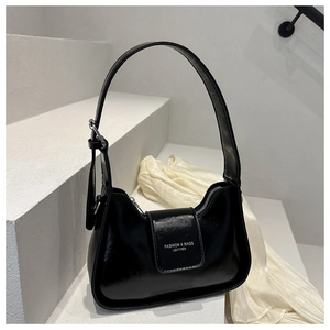 Bolso baguette negro chic con correa ajustable y acabado en cuero elegante