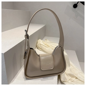 Bolso baguette minimalista de estilo francés en color crema con correa ajustable