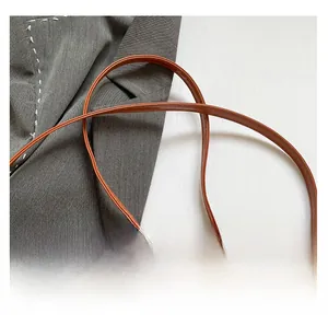 Détail de la bandoulière réglable en cuir PU marron avec boucle métallique résistante