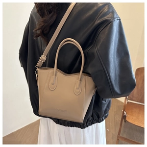 Sac fourre-tout beige avec lettrage FASHION porté par un mannequin, vue de dos