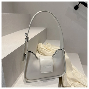 Bolso baguette de hombro en cuero blanco de estilo francés para mujer con fondo minimalista