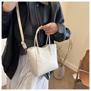 Sac seau blanc moderne avec logo FASHION présenté dans un décor de style de vie