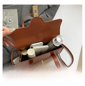 Intérieur spacieux du sac vintage marron montrant une grande capacité pour accessoires