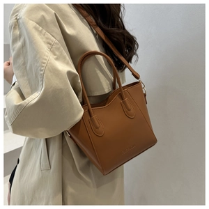 Détail du sac seau en cuir marron caramel avec gaufrage FASHION et bandoulière réglable