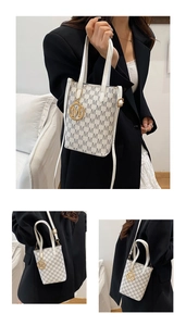 Détail du mini sac blanc avec motif M gris, pendentif doré et bandoulière amovible
