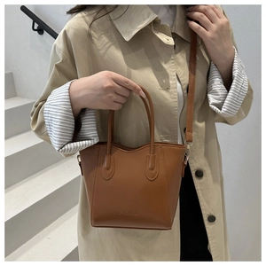 Détail du sac en cuir caramel avec gaufrage FASHION et bandoulière réglable