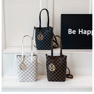 Détails de trois sacs cabas rétro avec monogrammes et pendentifs M dorés en plusieurs coloris